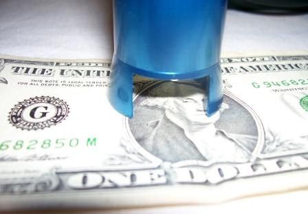 Videolector chequeando autenticidad de billete